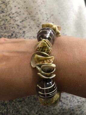 Shell bracelet with striped beads cream yellow green stretchy easy fit